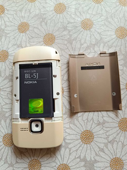 Продавам Nokia C3-00 + две зарядни