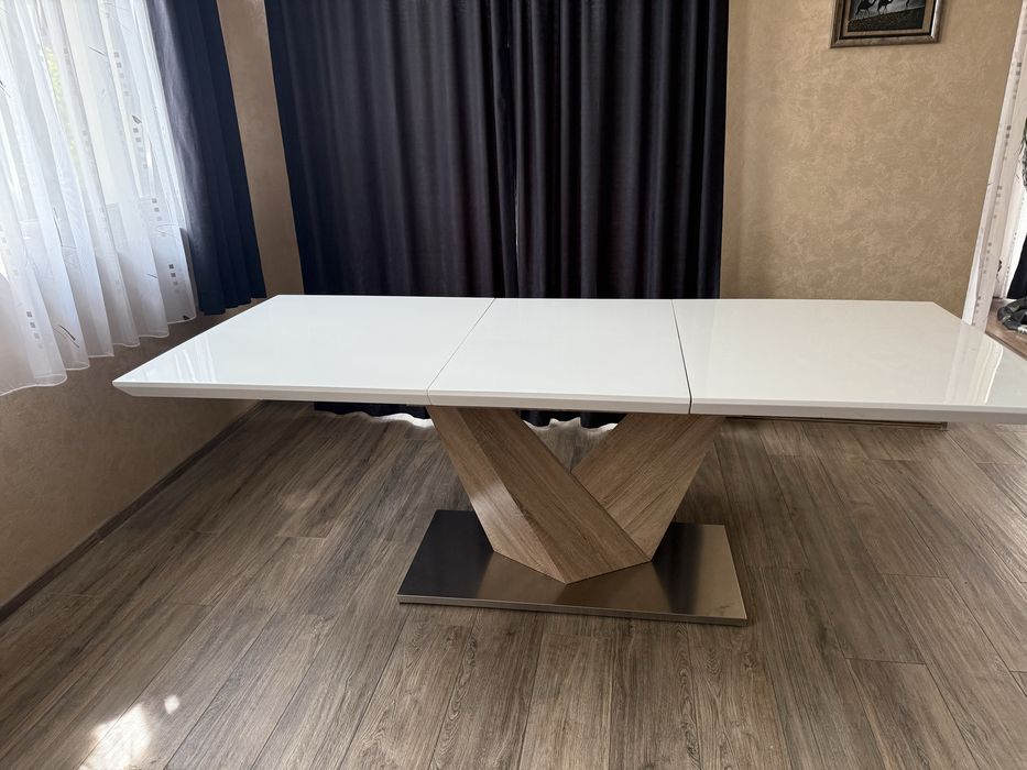 Разтегателна маса с бял мдф плот, кафяви крака, дъб сонома