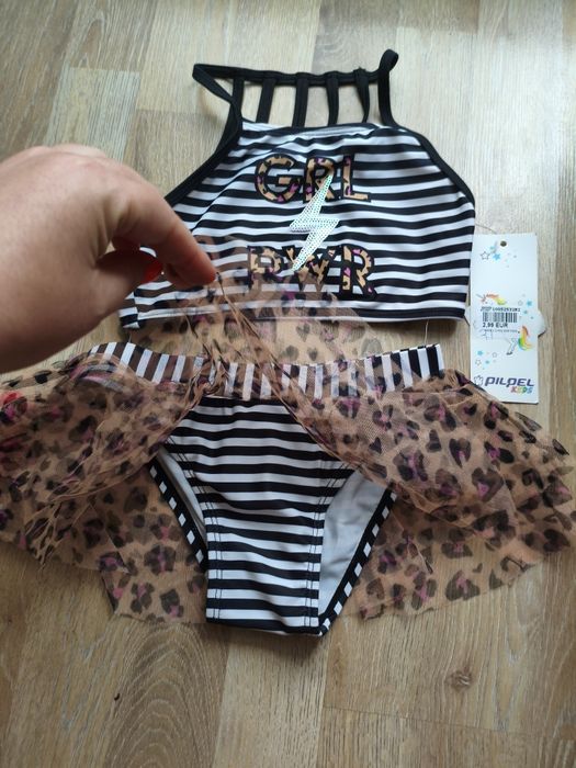 Un costum de baie din două piese foarte frumos pentru fete 3-5 ani