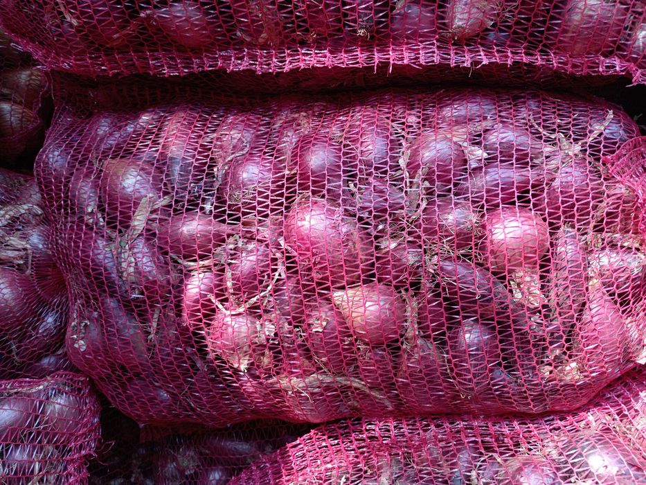 Vând ceapa roșie și alba