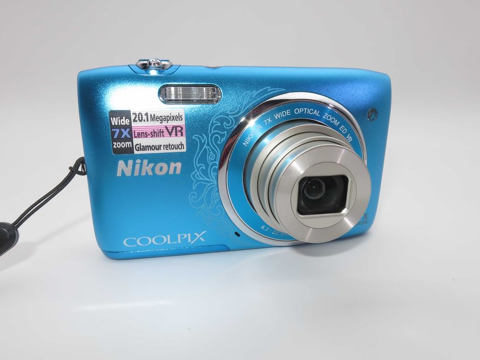 Nikon Coolpix S3500 ултра компактен цифров фотоапарат, дигитална камера в страхотен цин цвят с мотиви, катно НОВА, пълен комплект, работи отлично