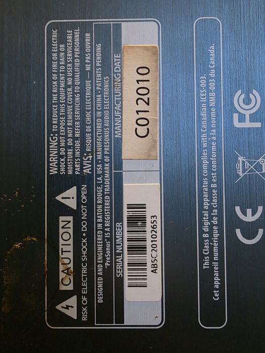 Microfon si interfață audio de studioul