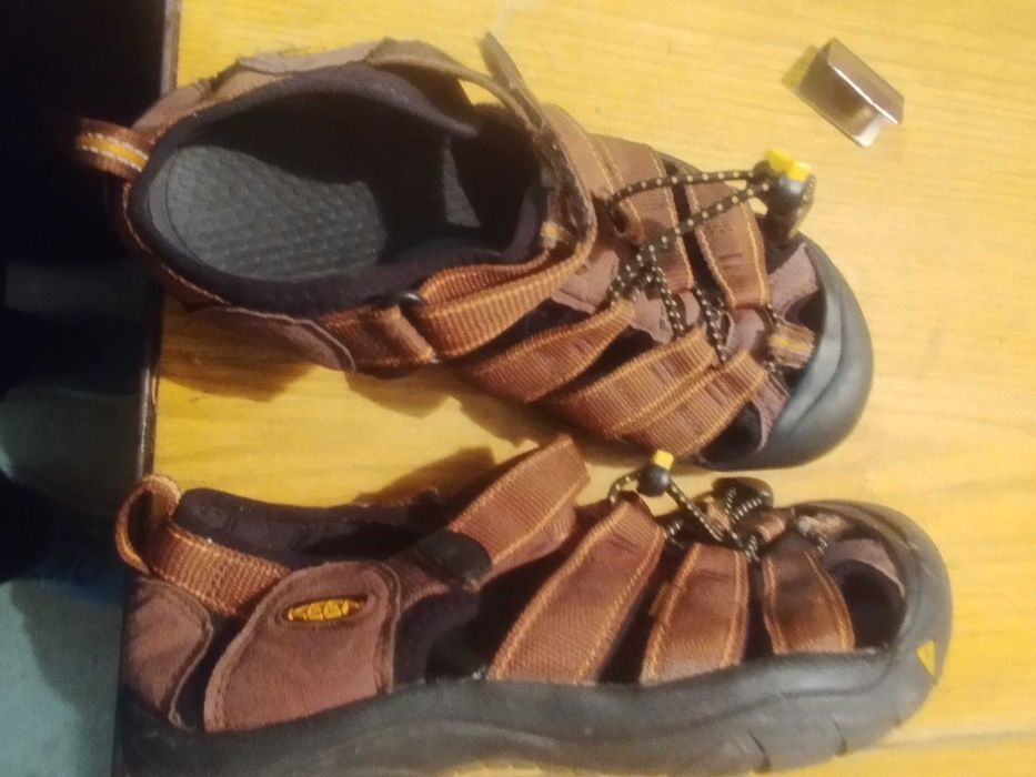 Продавам детски обувки 38 номер KEEN