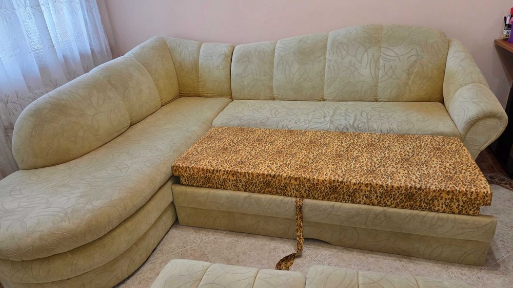 Продавам разтегателен диван с табуретки