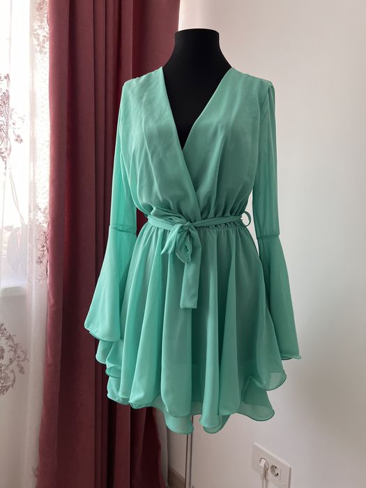 Vând rochii elegante