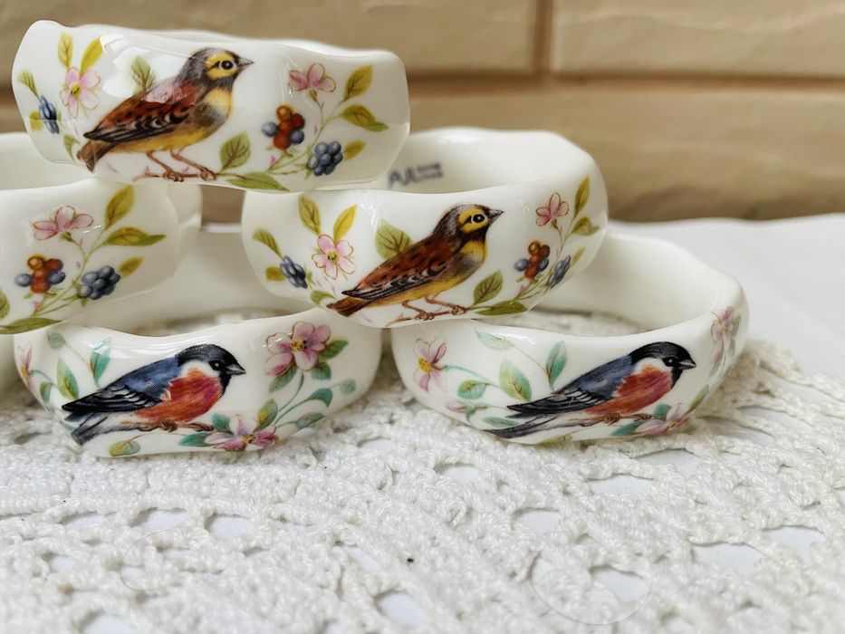 Красиви порц.пръстени за салфетки от Англия