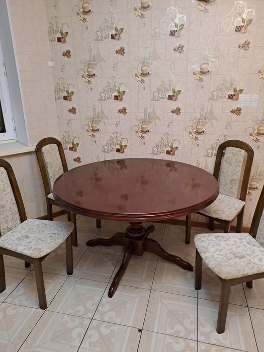 Продам круглый стол со стульями