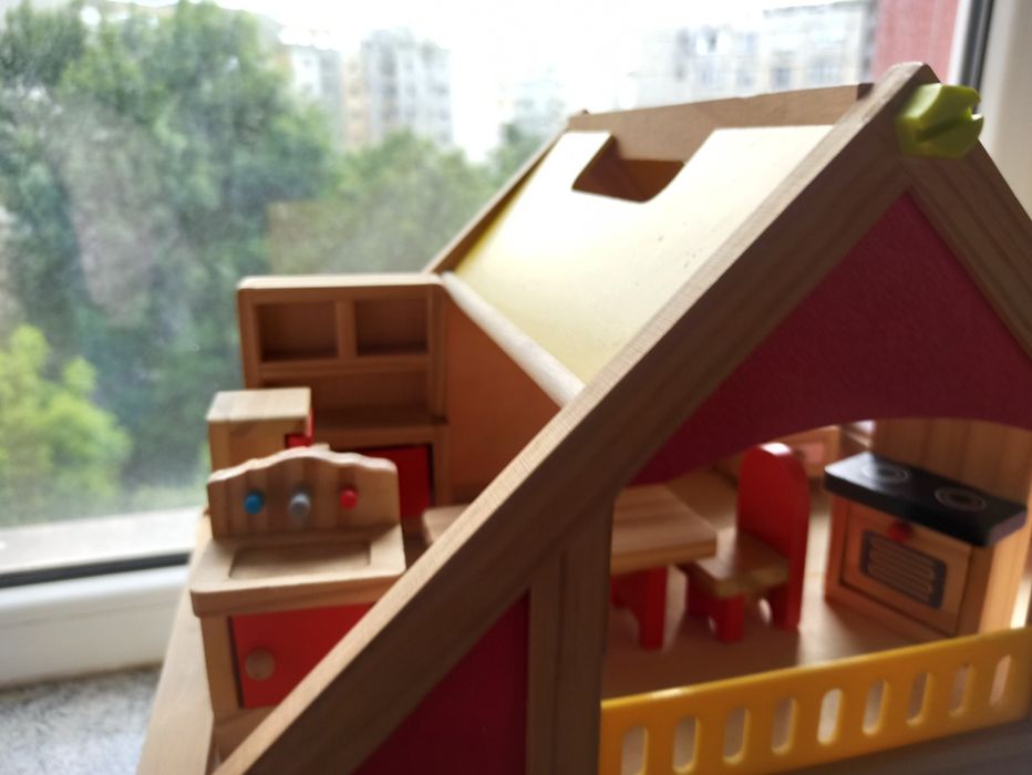 Căsuța păpuși din lemn mobilata