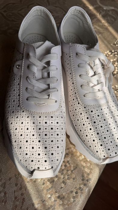 Продам кроссовки.