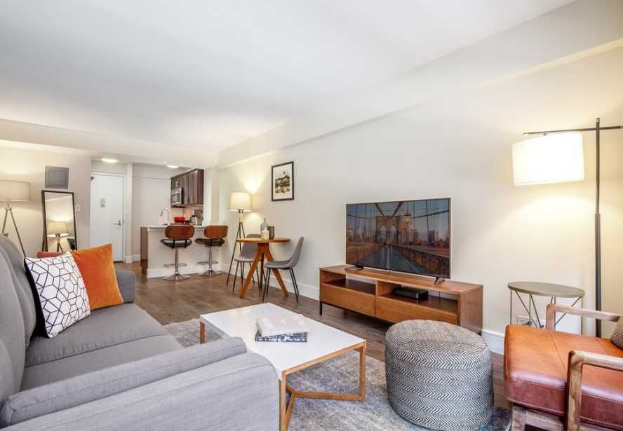 Дава се под наем Двустаен апартамент в Пловдив, Център - 48 кв.м за 142.8 € - Снимка #1