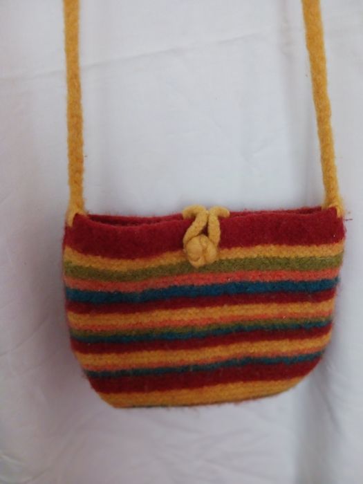 Дамска чантичка от вълна.Стилът е пласти.Много ефектна.За през рамо.