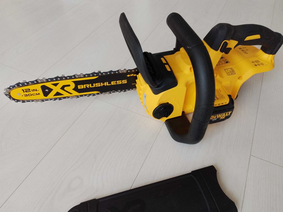 акумулаторен верижен трион DeWALT DCM565