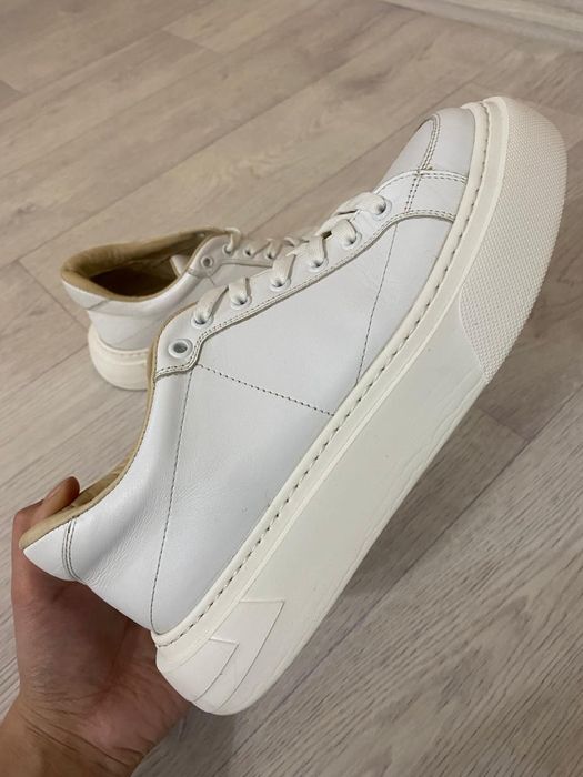 Продам белые кеды .