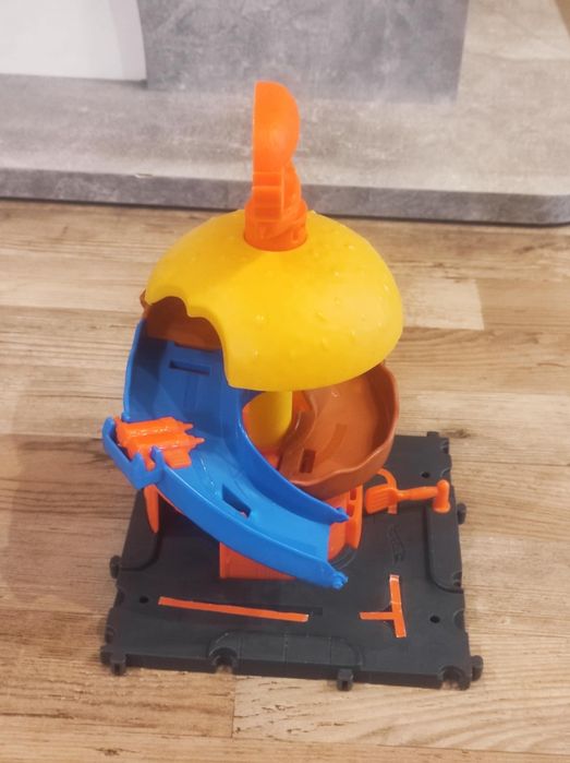 Продавам - Hot Wheels паркинг, писти и автовоз