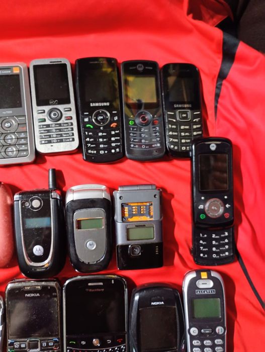 Lot de telefoane pt piese ( multe se aprind)