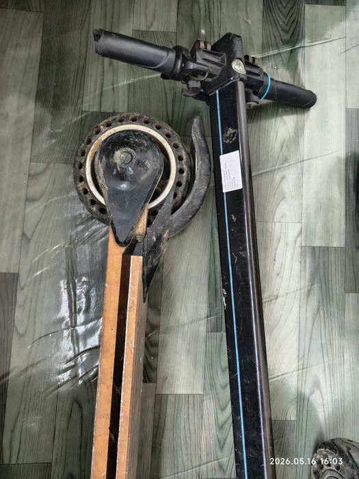 vand 2 trotinete electrice