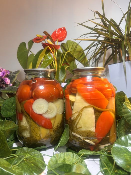 Домашные Соленные огурцы и ассорти