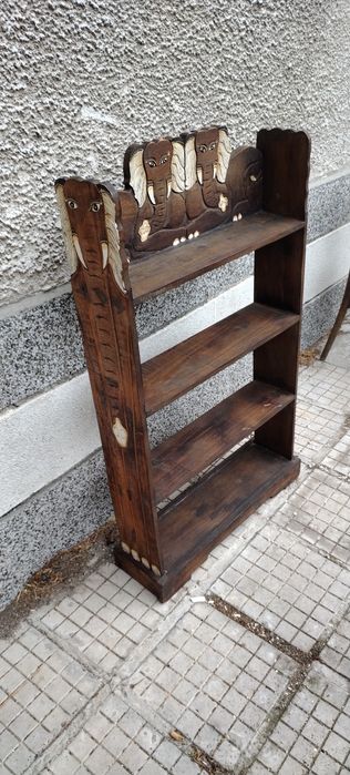 Етажерка с дърворезба