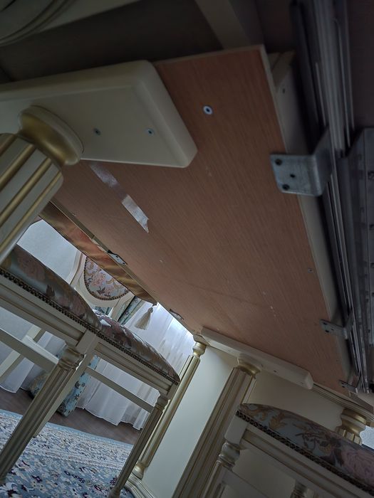 Стол из дерева. Обеденный в гостиную.