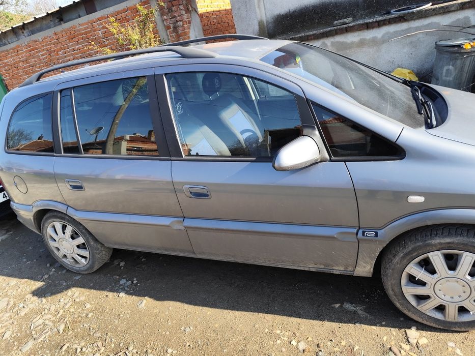 Опел Зафира -на части или цялата