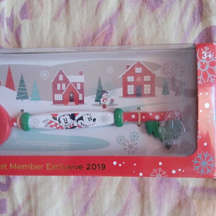 Disney Store Cast Member Exclusive 2019 Christmas Key Mickey Minnie