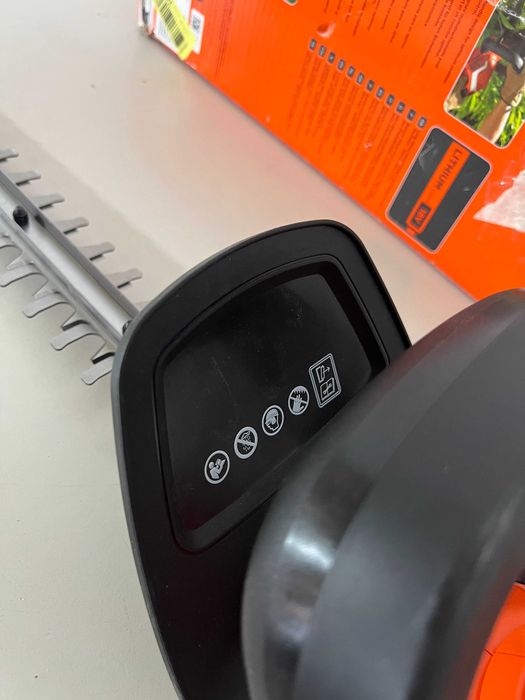 BLACK+DECKER GTC1845L20-QW – Foarfecă electrică gard viu 18V, lamă 45 cm, acumulator 2 Ah + încărcător