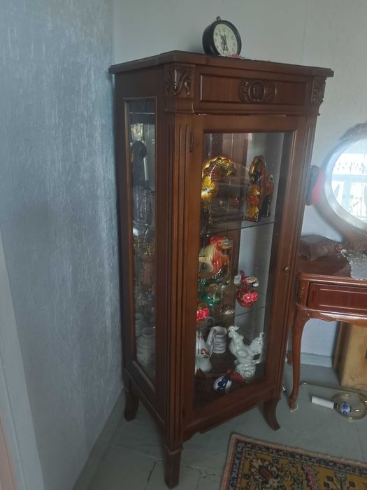 Сервант -витрина для посуды