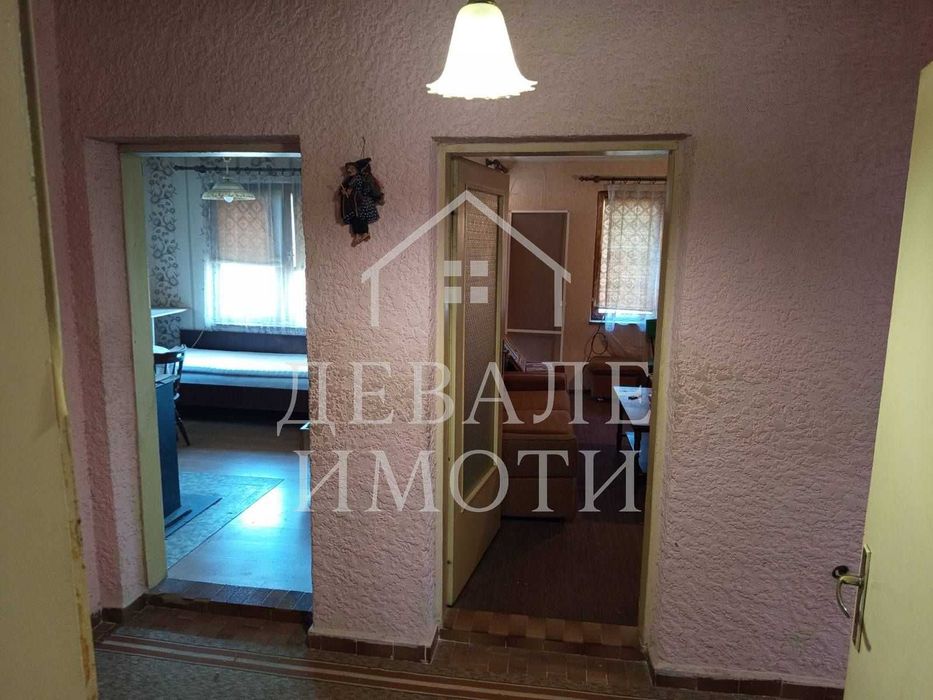 Продава се масивна двуетажна къща в центъра