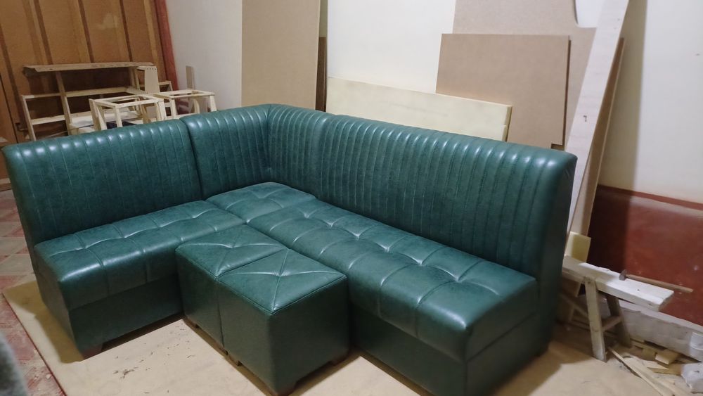 Кухонный уголок 210см160см+2та пуфик