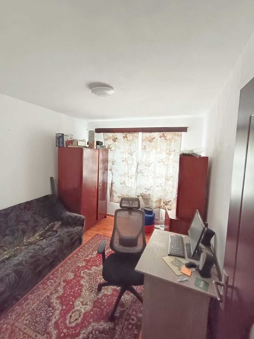 Apartament 3 camere,etaj 4