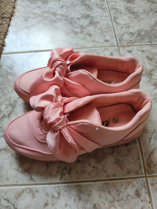 Маратонки розови с панделки