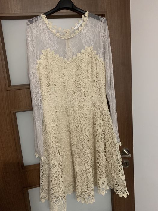 Дантелена рокля