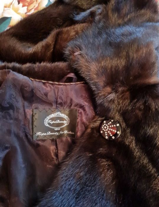 Норкавая шуба с капюшоном.