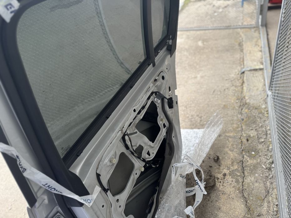 Продавам задна дясна врата в цвят код боя 354 (сребрист металик).