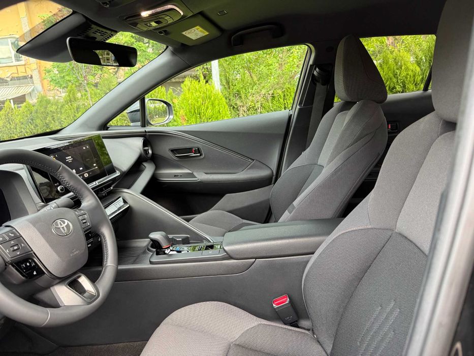 Toyota C-HR 1.8 Hybrid– Ниво Club | КАТО НОВА – Възможност за прехвърляне на лизинг + Подарък Зимни Гуми