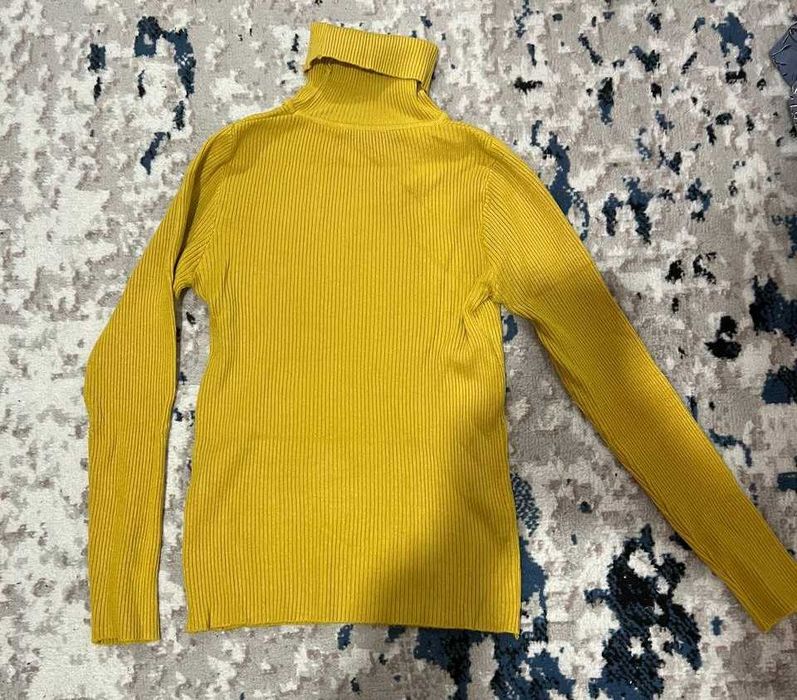 Водолазка желтого цвета 36 размер