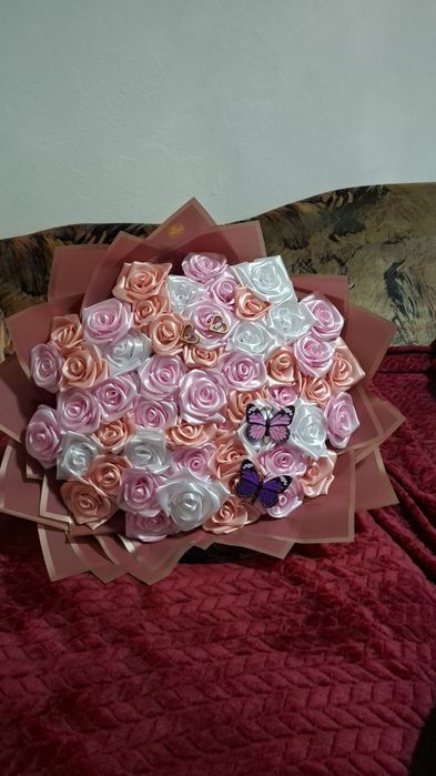 Buchete din trandafiri de satin