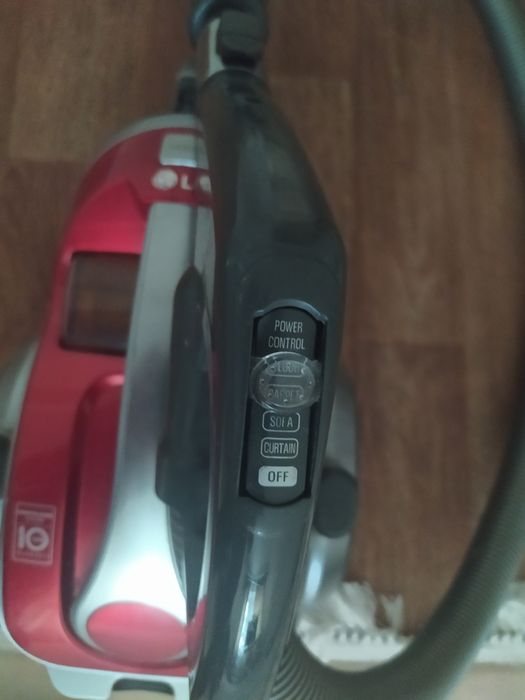 Пылесос LG с пылесборником контейнер.