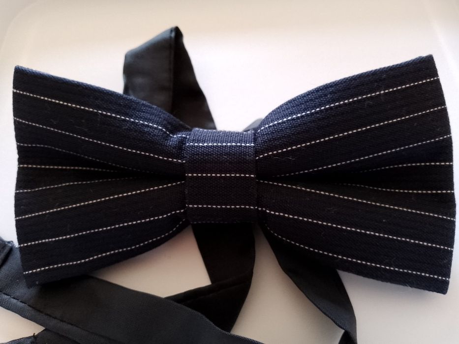 Тъмно синя папийонка