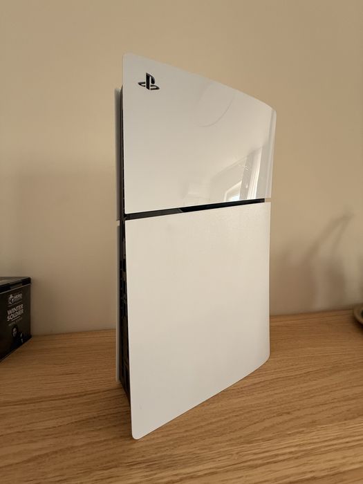 PS5 Digital Edition + controller