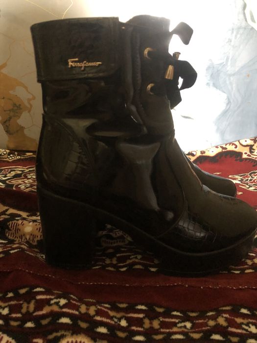 Продаются лакированные сапоги.