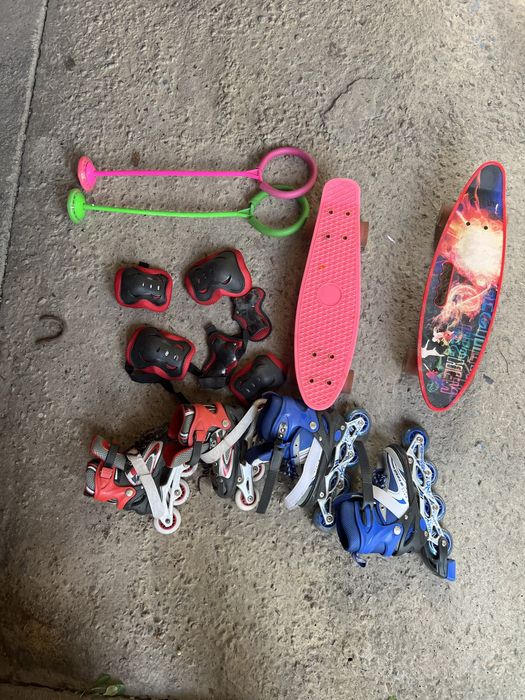 Два самоката, скейты, ролики и защита