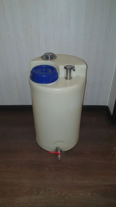 Пластиковая емкость 100 литров.