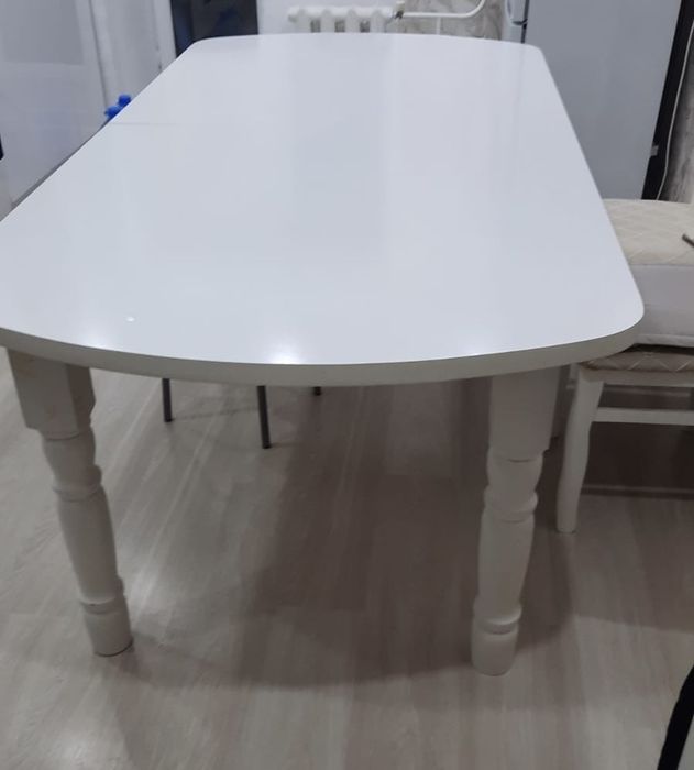 Продам белый, деревянный стол