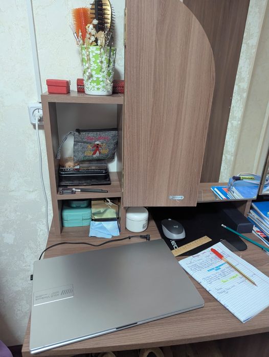 Косметическии стол с зерколом