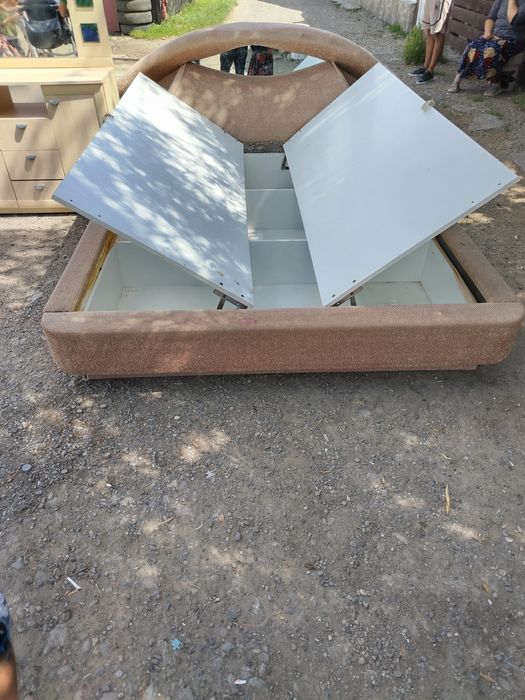 Vănd pat de mijloc cu saltea și comodă în stare foarte bune