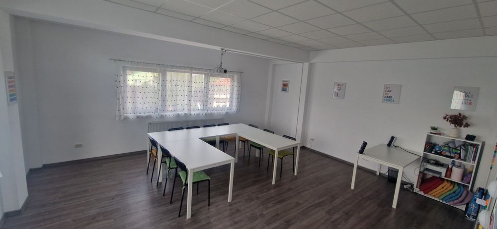 Spatiu comercial de închiriat TITU etaj. Pretabil birouri , cursuri...