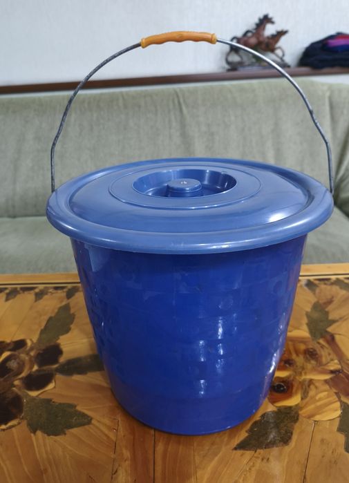 Вёдра: большое 12л, с крышкой; 10л и 5л без крышек, пластик, б/у, целы