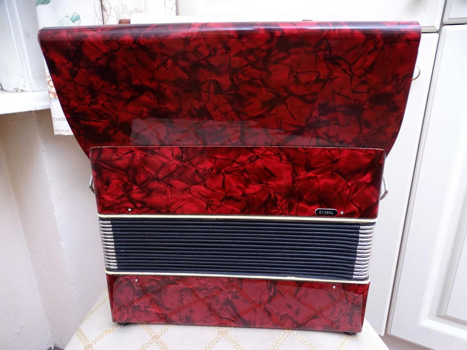 Много запазен стар акордеон Велтмайстер 12 баса