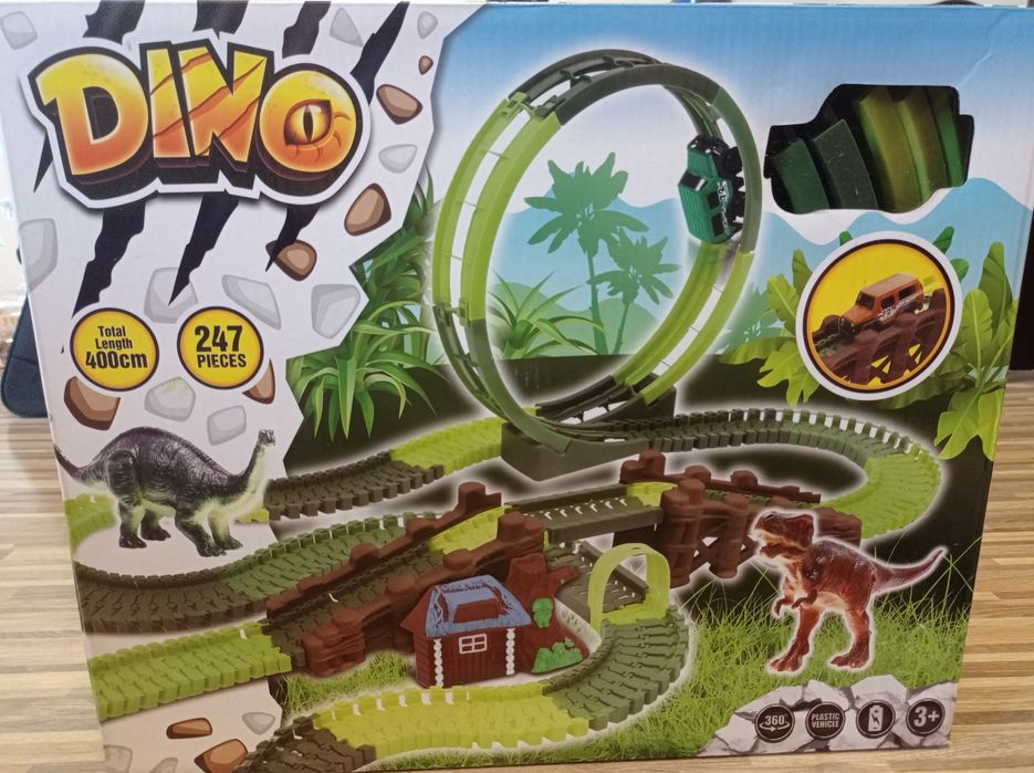 Детска писта с джип и динозаври